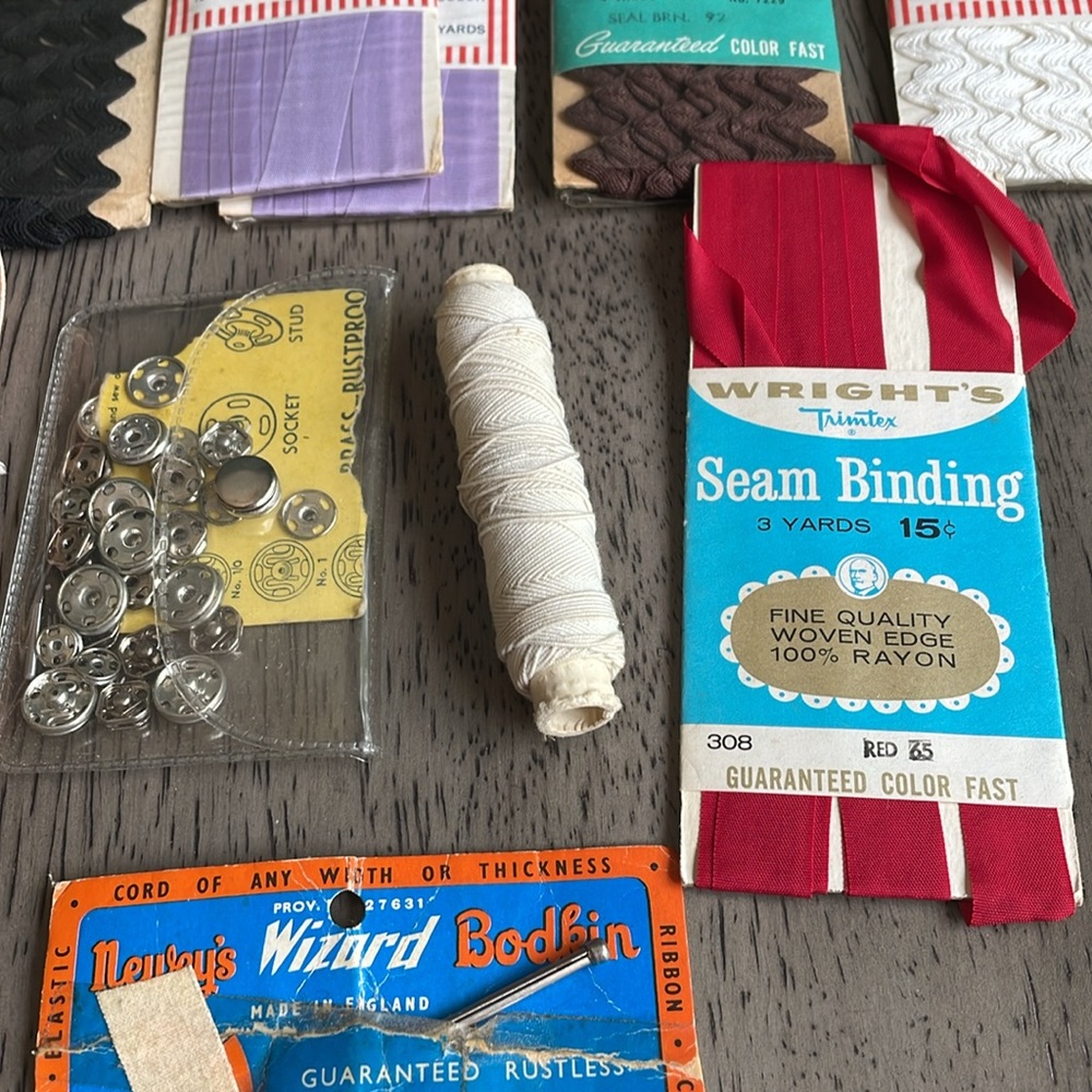 Lot of 38 Miscellaneous Sewing Items - Picture 7 of 11
